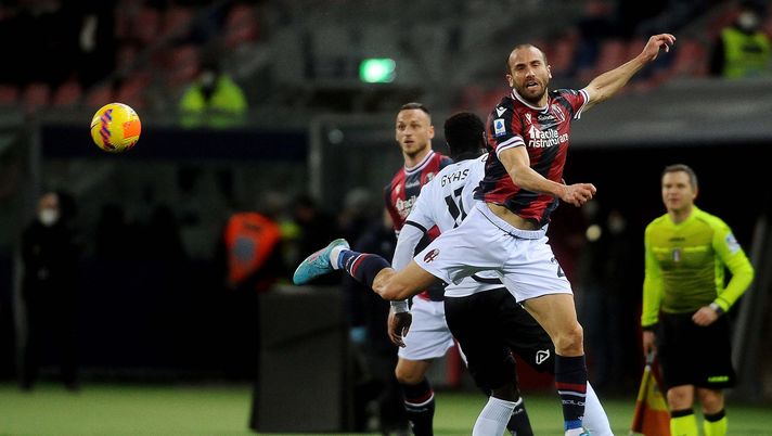 BOLOGNA, ITALY - FEBRUARY 21: Lorenzo De Silvestri of Bologna FC in action during the Serie A match between Bologna FC and Spezia Calcio at Stadio Renato Dall'Ara on February 21, 2022 in Bologna, Italy. (Photo by Mario Carlini / Iguana Press/Getty Images) De Silvestri: “Sarà stagione anomala. Ilicic? Gran giocatore”- immagine 1