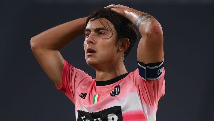 Juventus' Argentine forward Paulo Dybala reacts during the Italian Serie A football match Juventus vs Verona at the Allianz Stadium in Turin, on October 25, 2020. (Photo by MARCO BERTORELLO / AFP) (Photo by MARCO BERTORELLO/AFP via Getty Images) Juve, ora gli esami per Dybala: c’è ansia per l’infortunio al legamento collaterale - immagine 1