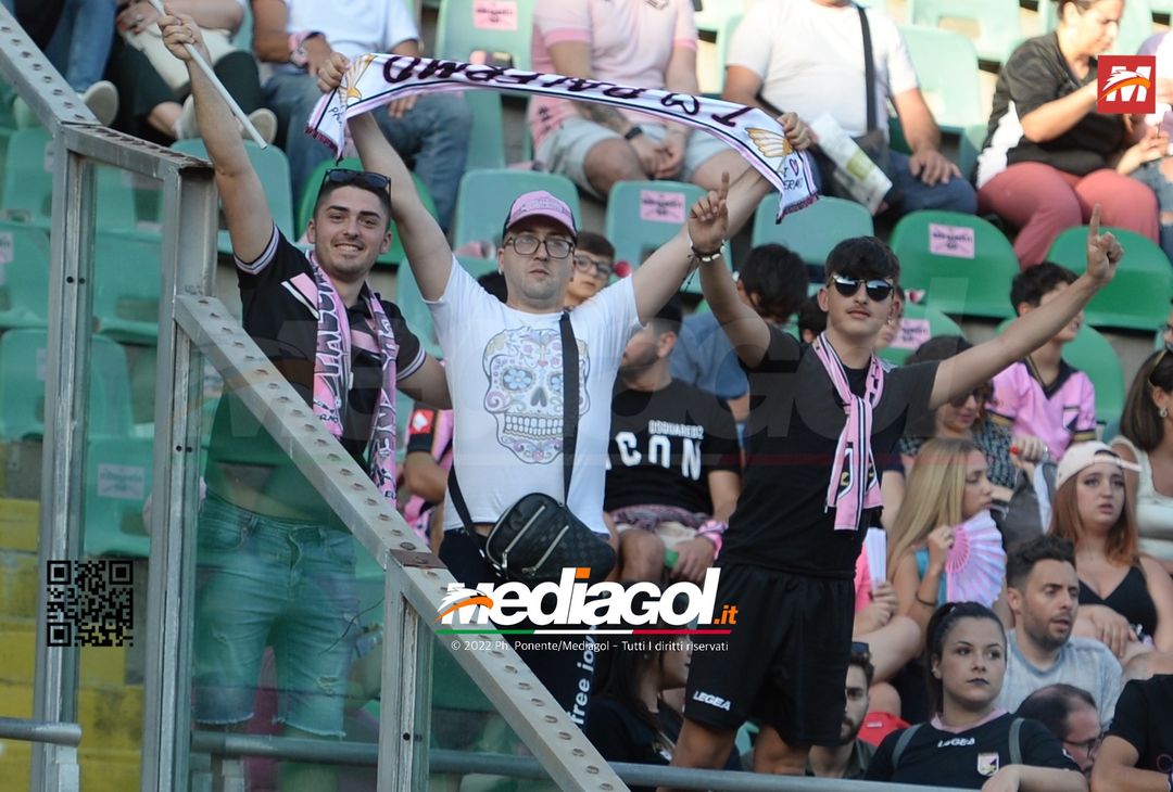 Fototifo, facce da Serie B. I tifosi allo stadio per Palermo-Padova 1-0 - immagine 80