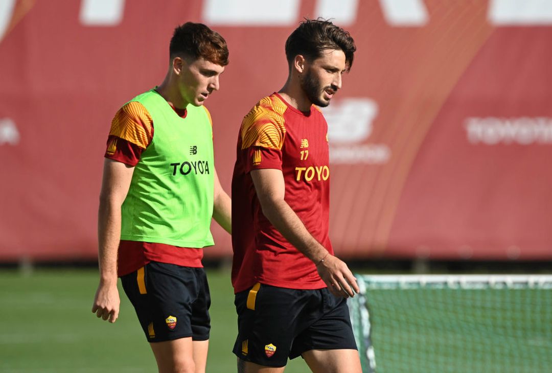 Trigoria, ripresa in vista del Betis: Karsdorp con il gruppo – FOTO GALLERY - immagine 9