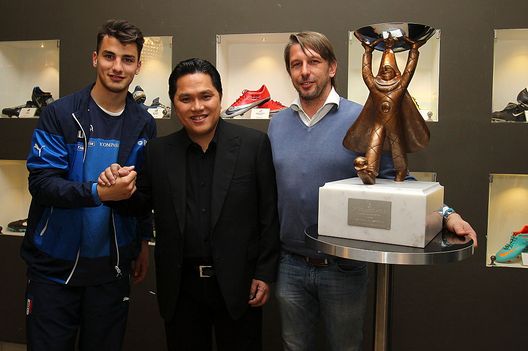 MILAN, ITALY - FEBRUARY 25: FC Internazionale Milano president Erick Thohir (C), Federico Bonazzoli (L) and FC Internazionale juvenile coach Stefano Vecchi (R) during FC Internazionale Juvenile Team Dinner at Botinero Resturant on February 25, 2015 in Milan, Italy. (Photo by Marco Luzzani - Inter/Getty Images) MILAN, ITALY - FEBRUARY 25: FC Internazionale Milano president Erick Thohir (C), Federico Bonazzoli (L) and FC Internazionale juvenile coach Stefano Vecchi (R) during FC Internazionale Juvenile Team Dinner at Botinero Resturant on February 25, 2015 in Milan, Italy. (Photo by Marco Luzzani - Inter/Getty Images)