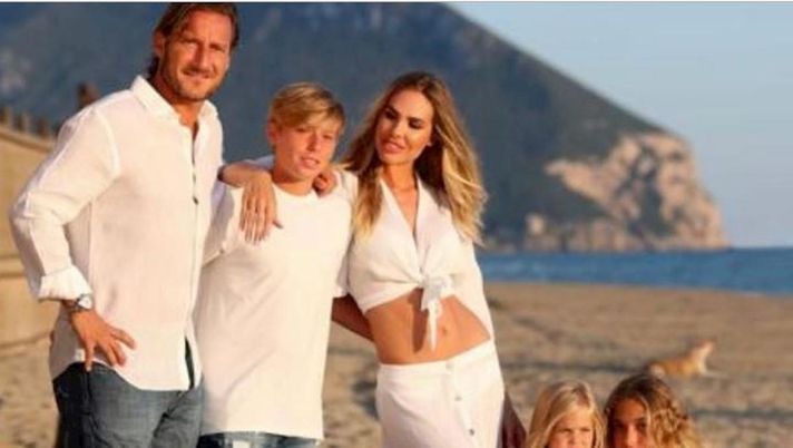 Totti e Ilary condividono con i fan la loro estate in famiglia: foto di gruppo 