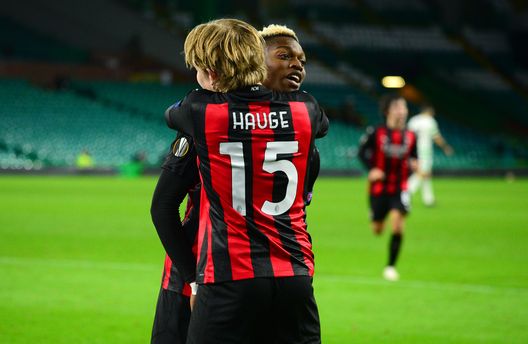 Hauge abbraccia Leao dopo il gol segnato al Celtic Hauge abbraccia Leao dopo il gol segnato al Celtic