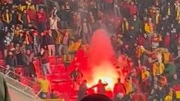 Il video dell’agguato in campo: derby di Smirne, bandierina dell’angolo in testa al portiere!