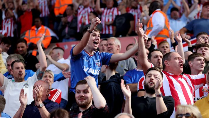 STOKE ON TRENT, ENGLAND - AUGUST 20: Sunderland fans celebrate after their team score the first goal during the Sky Bet Championship between Stoke City and Sunderland at Bet365 Stadium on August 20, 2022 in Stoke on Trent, England. (Photo by Clive Brunskill/Getty Images) Tees-wear derby perso dai suoi, Carrick contro l’arbitro: “Rigore e rosso non c’erano…” - immagine 1