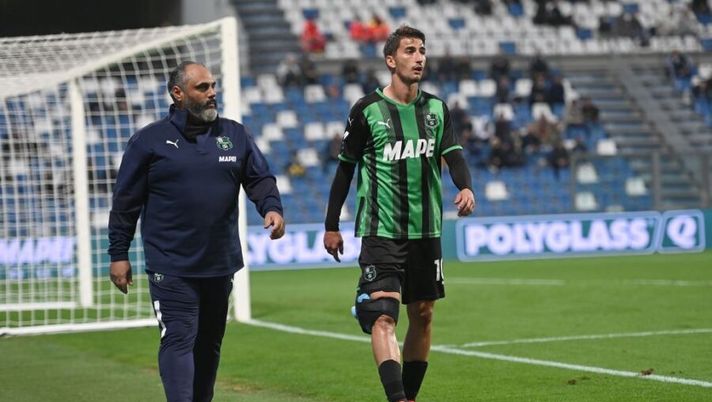REGGIO NELL'EMILIA, ITALY - OCTOBER 23: Filip Djuricic of US Sassuolo leaves the pitch after suffering an injury during the Serie A match between US Sassuolo and Venezia FC at Mapei Stadium - Citta' del Tricolore on October 23, 2021 in Reggio nell'Emilia, Italy. (Photo by Alessandro Sabattini/Getty Images) ULTIM’ORA – L’esito degli esami e i tempi di recupero per Djuricic! Su Boga… - immagine 1
