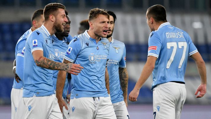 ROME, ITALY - DECEMBER 20: Ciro Immobile of SS Lazio celebrate a opening goal with his team mates during the Serie A match between SS Lazio and SSC Napoli at Stadio Olimpico on December 20, 2020 in Rome, Italy. Sporting stadiums around Italy remain under strict restrictions due to the Coronavirus Pandemic as Government social distancing laws prohibit fans inside venues resulting in games being played behind closed doors. (Photo by Marco Rosi - SS Lazio/Getty Images) Da Reina e Leiva a Caicedo, occhio agli esterni: le prove di formazione della Lazio - immagine 1