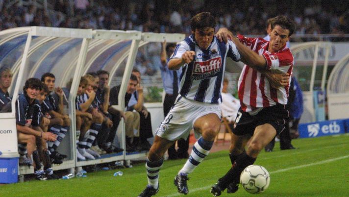 26 Aug 2001:  Idiakez of Real Sociedad challenges with Larranzabal of Athletic Bilbao during the Primera Liga match between Real Sociedad v Athletic Bilbao at the Anoeta Stadium, San Sebastian, Spain.  DIGITAL IMAGE Mandatory Credit: Firo Foto/ALLSPORT 