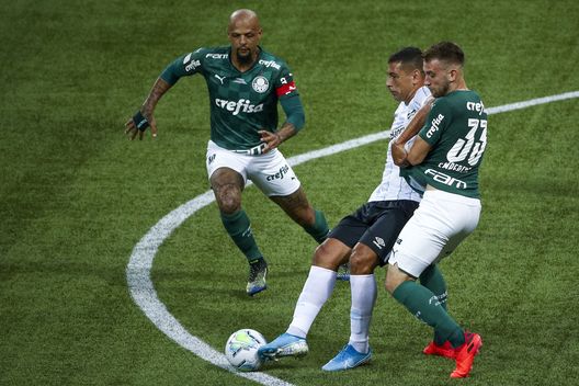 SAO PAULO, BRAZIL - MARCH 07: Diego Souza (C) of Gremio fights for the ball with Alan Empereur (R) and Felipe Melo (L) of Palmeiras during the final of 2020 Copa do Brasil between Palmeiras and Gremio at Allianz Parque on March 07, 2021 in Sao Paulo, Brazil. (Photo by Buda Mendes/Getty Images) Felipe Melo, che paura: ladri lo bloccano in strada e gli rubano l’auto- immagine 2