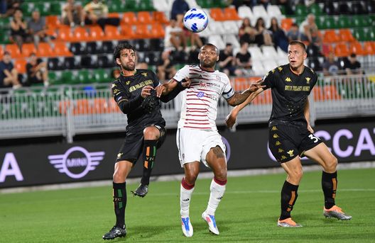 VENICE, ITALY - MAY 22: Pietro Ceccaroni of Venezia competes for the ball with Joao Pedro of Cagliari during the Serie A match between Venezia FC and Cagliari Calcio at Stadio Pier Luigi Penzo on May 22, 2022 in Venice, Italy. (Photo by Getty Images/Getty Images) Venezia
