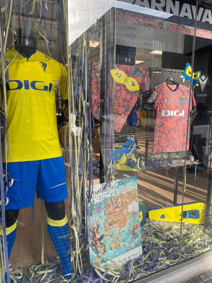 A ruba la nuova t-shirt del Cadice: è il kit di Carnevale del club andaluso- immagine 3