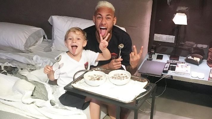 Neymar, parla l’ex fidanzata: “Nostro figlio gli somiglia molto. Ci facciamo vedere sempre uniti, ma…” 