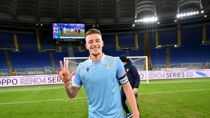 ROME, ITALY - JANUARY 15: Sergfej Milinkovic Savic of SS Lazio celebrates victory after the Serie A match between SS Lazio and AS Roma at Stadio Olimpico on January 15, 2021 in Rome, Italy. (Photo by Marco Rosi - SS Lazio/Getty Images) Milinkovic, Immobile, Reina, Acerbi e il caso Marusic: i voti Gazzetta sono tutti diversi - immagine 1