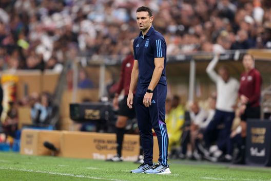 LUSAIL CITY, QATAR - DECEMBER 18: Lionel Scaloni, Head Coach of Argentina, looks on during the FIFA World Cup Qatar 2022 Final match between Argentina and France at Lusail Stadium on December 18, 2022 in Lusail City, Qatar. (Photo by Julian Finney/Getty Images) Scaloni, il CT “bicampeon” dell’Albiceleste dopo aver rischiato la vita prima di Copa America e Mondiale - immagine 1
