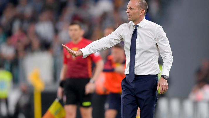 TURIN, ITALY - APRIL 16: head coach of Juventus Massimiliano Allegri gives his team instructions during the Serie A match between Juventus and Bologna FC at Allianz Stadium on April 16, 2022 in Turin, Italy. (Photo by Daniele Badolato - Juventus FC/Juventus FC via Getty Images) Sarà una Juve giovane (ma non troppo) a Firenze. Spazio ad Aké e Miretti? - immagine 1