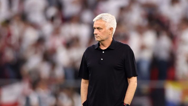 BUDAPEST, HUNGARY - MAY 31: Jose Mourinho, Head Coach of AS Roma, inspects the pitch prior to the UEFA Europa League 2022/23 final match between Sevilla FC and AS Roma at Puskas Arena on May 31, 2023 in Budapest, Hungary. (Photo by Naomi Baker/Getty Images) Feyenoord, frecciatina a Mourinho dopo la finale persa: “Dovresti guardarci…” - immagine 1
