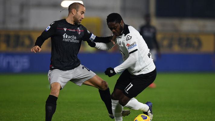 LA SPEZIA, ITALY - DECEMBER 16: Emmanuel Gyasi of Spezia Calcio challenged by Rodrigo Palacio of Bologna FC during the Serie A match between Spezia Calcio and Bologna FC at Stadio Alberto Picco on December 16, 2020 in La Spezia, Italy. (Photo by Chris Ricco/Getty Images) Spezia-Bologna, le probabili formazioni - immagine 1