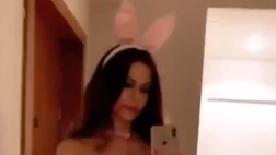 VIDEO / Erjona fa paura per Halloween. Ma il décolleté è sempre super sexy