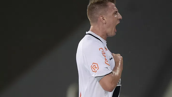 RIO DE JANEIRO, BRAZIL - OCTOBER 09: Maxi López of Vasco da Gama celebrates after scoring the first goal of his team during the match between Botafogo and Vasco da Gama as part of Brasileirao Series A 2018 at Engenhao Stadium on October 09, 2018 in Rio de Janeiro, Brazil. (Photo by Alexandre Loureiro/Getty Images)