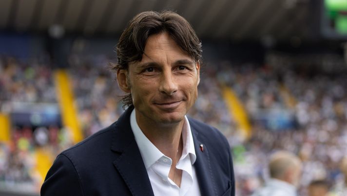 UDINE, ITALY - MAY 14: Gabriele Cioffi, Manager of Udinese Calcio looks on during the Serie A match between Udinese Calcio and Spezia Calcio at Dacia Arena on May 14, 2022 in Udine, Italy. (Photo by Emmanuele Ciancaglini/Getty Images) H. Verona, vicino l’acquisto di Alexandropoulos: sostituisce Barak? - immagine 1