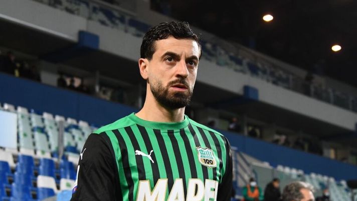 REGGIO NELL'EMILIA, ITALY - FEBRUARY 20: Francesco Caputo of US Sassuolo looks on during the Serie A match between US Sassuolo and Bologna FC at Mapei Stadium - Città del Tricolore on February 20, 2021 in Reggio nell'Emilia, Italy. Sporting stadiums around Italy remain under strict restrictions due to the Coronavirus Pandemic as Government social distancing laws prohibit fans inside venues resulting in games being played behind closed doors. (Photo by Alessandro Sabattini/Getty Images) Caputo, il messaggio dopo la panchina con la Juve: “Sto bene, condizione recuperata” - immagine 1
