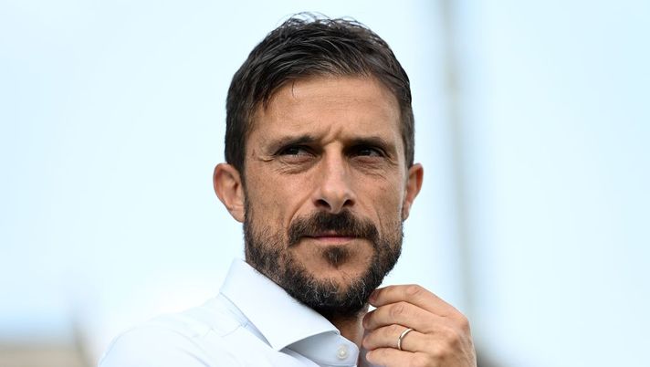 CREMONA, ITALY - SEPTEMBER 04: Alessio Dionisi head coach of US Sassuolo looks on during the Serie A match between US Cremonese and US Sassuolo at Stadio Giovanni Zini on September 04, 2022 in Cremona, Italy. (Photo by Alessandro Sabattini/Getty Images) Dionisi: “Quando torna Berardi, ecco la speranza! Pinamonti non al top, Laurienté mi piace” - immagine 1