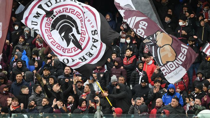 SALERNO, ITALY - FEBRUARY 26: US Salernitana supporters during the Serie A match between US Salernitana and Bologna FC at Stadio Arechi on February 26, 2022 in Salerno, Italy. (Photo by Francesco Pecoraro/Getty Images) Napoli, parole dure: “La Salernitana faccia i derby con Nocerina e Paganese, non con noi” - immagine 1