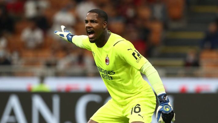 MILAN, ITALY - AUGUST 29: Mike Maignan of AC Milan shouts during the Serie A match between AC Milan and Cagliari Calcio at Stadio Giuseppe Meazza on August 29, 2021 in Milan, . (Photo by Marco Luzzani/Getty Images) Maignan, la Gazzetta: “Quanti big match salterà Mike: dal derby al Porto, i tempi” - immagine 1