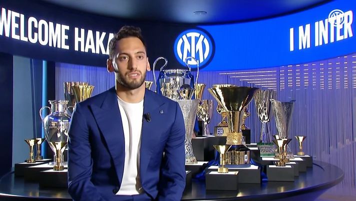 Calhanoglu: “Voglio lo scudetto con l’Inter. Ho parlato con Inzaghi e mi ha detto…” Calhanoglu: “Voglio lo scudetto con l’Inter. Ho parlato con Inzaghi e mi ha detto…” - immagine 1