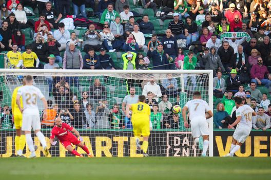 Pere Milla, autore di una tripletta nel successo dell'Elche (Photo by Aitor Alcalde/Getty Images) L’Elche ha vinto: Cremonese l’unica tra 98 squadre a non aver mai vinto in campionato- immagine 3