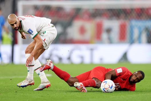 DOHA, QATAR - DECEMBER 01: Junior Hoilett of Canada battles for possession with Sofyan Amrabat of Morocco during the FIFA World Cup Qatar 2022 Group F match between Canada and Morocco at Al Thumama Stadium on December 01, 2022 in Doha, Qatar. (Photo by Clive Brunskill/Getty Images) Matteini: “Jovic mi sembra un ex giocatore. Amrabat? Farei come il Napoli”- immagine 2