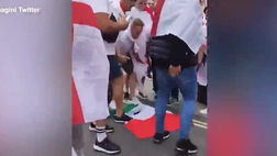 VIDEO Italia-Inghilterra, cresce la tensione: ultras inglesi calpestano il Tricolore