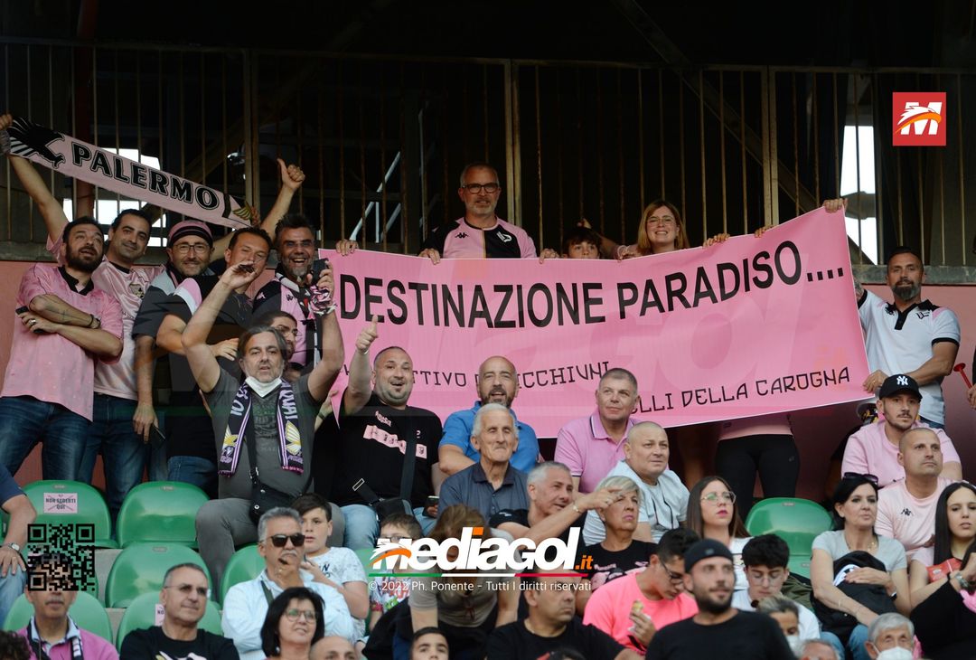 Fototifo, i tifosi allo stadio per Palermo-Feralpisaló 1-0 (gallery) - immagine 60
