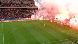 La Steaua perde il derby? Fumogeni e fiaccole in campo, partita sospesa e poi ripresa…