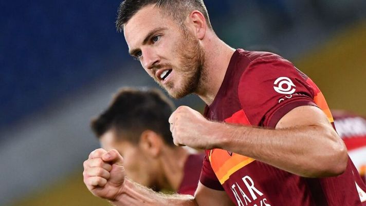 Roma's French midfielder Jordan Veretout celebrates after scores a penalty kick during the Italian Serie A football match Roma vs Benevento on October 18, 2020 at Olympic stadium in Rome. (Photo by Tiziana FABI / AFP) (Photo by TIZIANA FABI/AFP via Getty Images) Roma, da Smalling a Veretout e Mkhitaryan: chi torna tra Sassuolo e Ajax - immagine 1