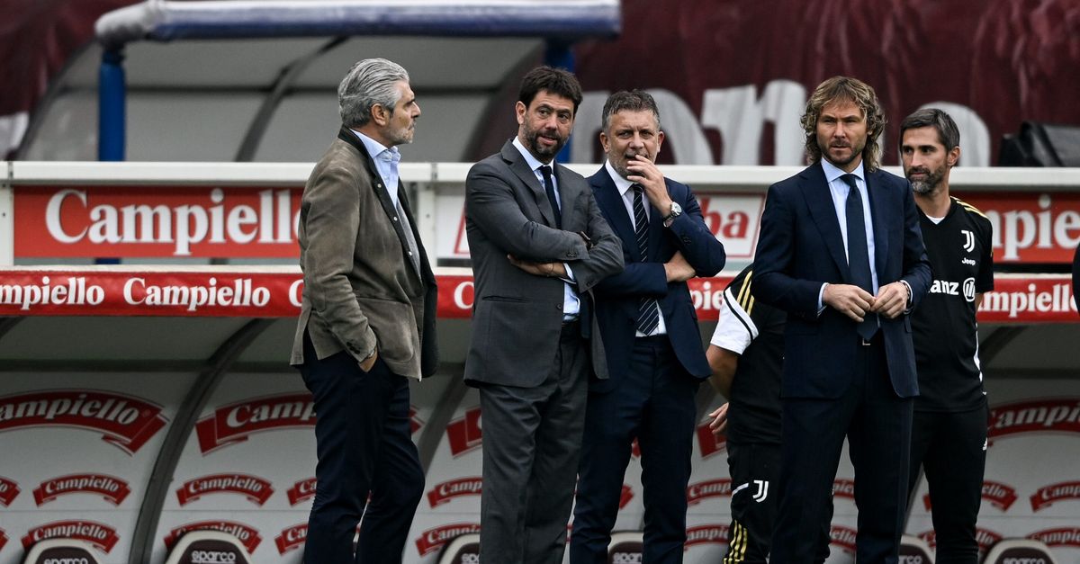 Terremoto in casa Juventus: dimesso tutto il Cda, lascia anche Agnelli Terremoto in casa Juventus: dimesso tutto il Cda, lascia anche Agnelli