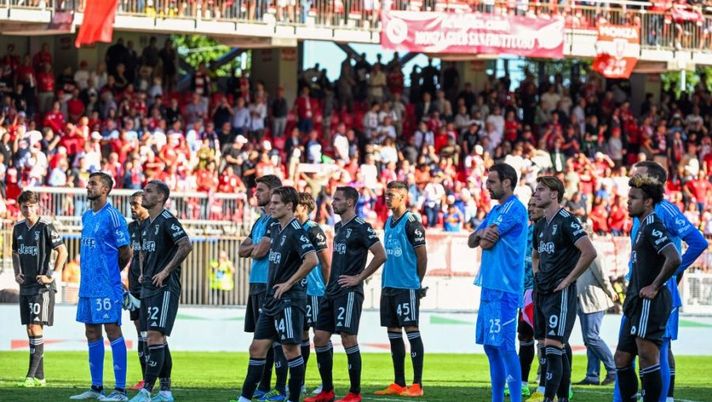 Juventus players react towards their fans at the end of the Italian Serie A football match between Monza and Juventus on September 18, 2022 at the Brianteo stadium in Monza. (Photo by MIGUEL MEDINA / AFP) (Photo by MIGUEL MEDINA/AFP via Getty Images) Juve, la squadra contestata dopo il Monza: cos’è successo al termine del match - immagine 1