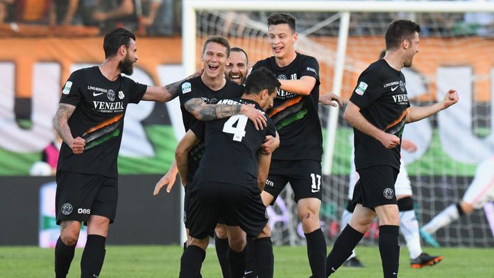 VENICE, ITALY - APRIL 27: Leo Stulac(2ndL) of Venezia FC celebrates after scoring his team second goal during the serie B match between Venezia FC and US Citta di Palermo at Stadio Pier Luigi Penzo on April 27, 2018 in Venice, Italy. (Photo by Alessandro Sabattini/Getty Images) VENICE, ITALY - APRIL 27: Leo Stulac(2ndL) of Venezia FC celebrates after scoring his team second goal during the serie B match between Venezia FC and US Citta di Palermo at Stadio Pier Luigi Penzo on April 27, 2018 in Venice, Italy. (Photo by Alessandro Sabattini/Getty Images)