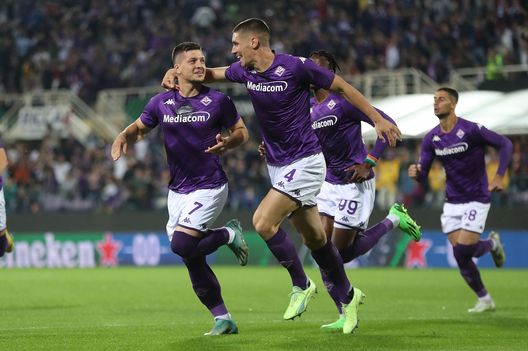 FLORENCE, ITALY - OCTOBER 13: Luka Jovic of ACF Fiorentina celebrates after scoring a goal during the UEFA Europa Conference League group A match between ACF Fiorentina and Heart of Midlothian at Stadio Artemio Franchi on October 13, 2022 in Florence, Italy. (Photo by Gabriele Maltinti/Getty Images) Tutto su Jovic e una speranza si accende nel cuore della Fiorentina- immagine 2