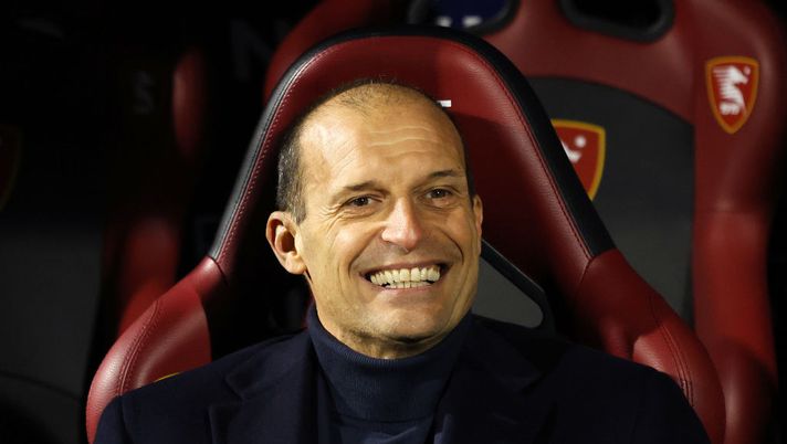 SALERNO, ITALY - FEBRUARY 07: Massimiliano Allegri Juventus coach during the Serie A match between Salernitana and Juventus at Stadio Arechi on February 07, 2023 in Salerno, Italy. (Photo by Francesco Pecoraro/Getty Images) Allegri: “Miretti non appoggia la caviglia! Vlahovic più leggero, Di Maria e il tridente con Chiesa…” - immagine 1