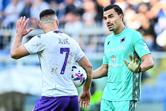 GENOA, ITALY - NOVEMBER 06: Emil Audero of Sampdoria (R) talks with Luka Jovic of Fiorentina during the Serie A match between UC Sampdoria and ACF Fiorentina at Stadio Luigi Ferraris on November 6, 2022 in Genoa, Italy. (Photo by Simone Arveda/Getty Images) La moViola: Marinelli, rigore comico. Audero a vuoto, ma nessuno vede Villar- immagine 2