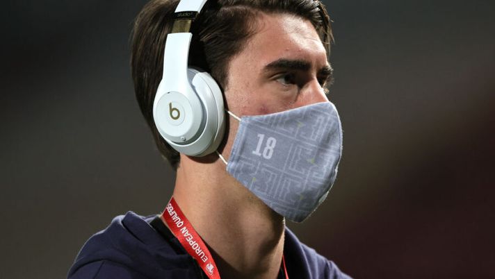 BELGRADE, SERBIA - MARCH 27: Dusan Vlahovic of Serbia is seen wearing a facemask prior to the FIFA World Cup 2022 Qatar qualifying match between Serbia and Portugal at FK Crvena Zvezda stadium on March 27, 2021 in Belgrade, Serbia. Sporting stadiums around Serbia remain under strict restrictions due to the Coronavirus Pandemic as Government social distancing laws prohibit fans inside venues resulting in games being played behind closed doors. (Photo by Srdjan Stevanovic/Getty Images) INFO SOS – Vlahovic, la scelta di Commisso, il contratto e la verità sul City: al fantacalcio… - immagine 1