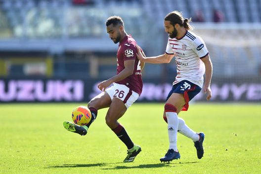 TURIN, ITALY - FEBRUARY 27: Koffi Djidji of Torino FC is challenged by Leonardo Pavoletti of Cagliari Calcio during the Serie A match between Torino FC and Cagliari Calcio at Stadio Olimpico di Torino on February 27, 2022 in Turin, Italy. (Photo by Valerio Pennicino/Getty Images) Bologna-Torino, i granata per il riscatto ma occhio ad un altro ex: Mihajlovic- immagine 2