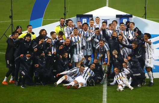 La Juventus mentre posa con la Supercoppa Italiana durante i festeggiamenti La Juventus mentre posa con la Supercoppa Italiana durante i festeggiamenti