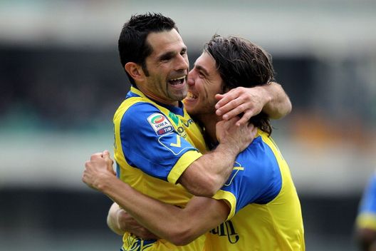 VERONA, ITALY - APRIL 07: Alberto Paloschi (R) of AC Chievo Verona celebrates with his team-mate Sergio Pellissier after scoring their third goal during the Serie A match between AC Chievo Verona and Catania Calcio at Stadio Marc'Antonio Bentegodi on April 7, 2012 in Verona, Italy. (Photo by Gabriele Maltinti/Getty Images) Pellissier: “La lotta Scudetto è molto bella e incerta” - immagine 1