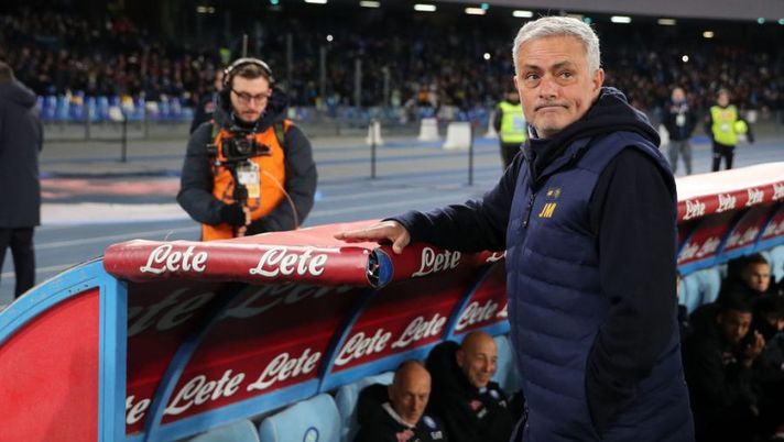 NAPLES, ITALY - JANUARY 29: Jose Mourinho AS Roma coach before the Serie A match between SSC Napoli and AS Roma at Stadio Diego Armando Maradona on January 29, 2023 in Naples, Italy. (Photo by Francesco Pecoraro/Getty Images) Roma, le condizioni di Spinazzola e Abraham! Mou: “Osimhen non deve tuffarsi. Zaniolo? Via se…” - immagine 1