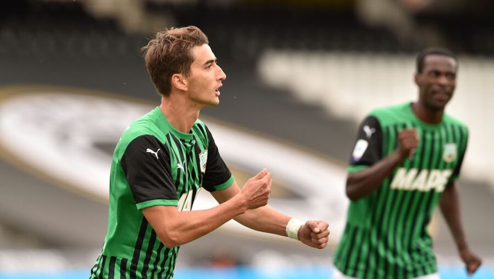 CESENA, ITALY - SEPTEMBER 27: Filip Duricic of US Sassuolo celebrates after scoring opening goal during the Serie A match between Spezia Calcio and US Sassuolo at Dino Manuzzi Stadium on September 27, 2020 in Cesena, Italy. (Photo by Giuseppe Bellini/Getty Images) DAI CAMPI – È tornato Djuricic! Castillejo, Koulibaly, Nainggolan, Toloi e Kalinic… - immagine 1