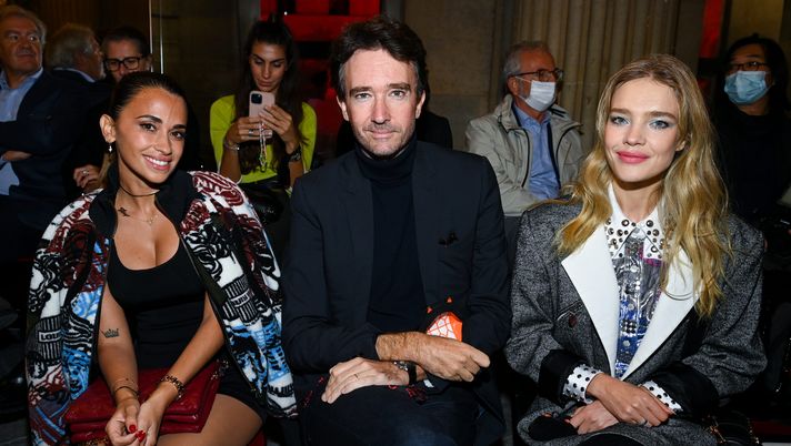PARIS, FRANCE - OCTOBER 05: Antonella Roccuzzo Messi, Antoine Arnault and Natalia Vodianova attend the Louis Vuitton Womenswear Spring/Summer 2022 show as part of Paris Fashion Week on at The Louvre on October 05, 2021 in Paris, France. (Photo by Pascal Le Segretain/Getty Images For Louis Vuitton) Louis Vuitton “firma” la moglie di Leo Messi: Parigi, Antonela Roccuzzo abbaglia tutti - immagine 1