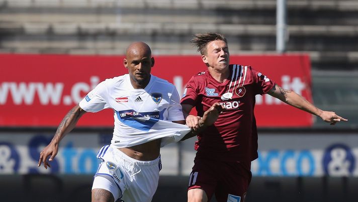 REGGIO CALABRIA, ITALY - MAY 10:  Manuel Fishnaller (R) of Reggina competes for the ball with Ruben Oliveira of Brescia during the Serie A match between Reggina Calcio and Brescia Calcio on May 10, 2014 in Reggio Calabria, Italy.  (Photo by Maurizio Lagana/Getty Images) 