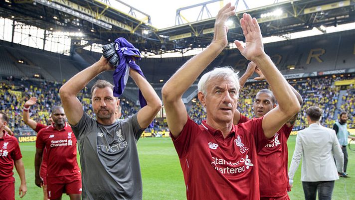 DORTMUND, GERMANY - AUGUST 11: Liverpools Sander Westerveld (3-L) and Ian Rush (C) react after the friendly game Borussia Dortmund Legends - FC Liverpool Legends during the session opening of the Borussia Dortmund on August 11, 2018 in Dortmund, Germany. (Photo by Thomas Lohnes/Getty Images) Derby con la mano tesa, Ian Rush: “Perché non voglio che l’Everton retroceda…” - immagine 1